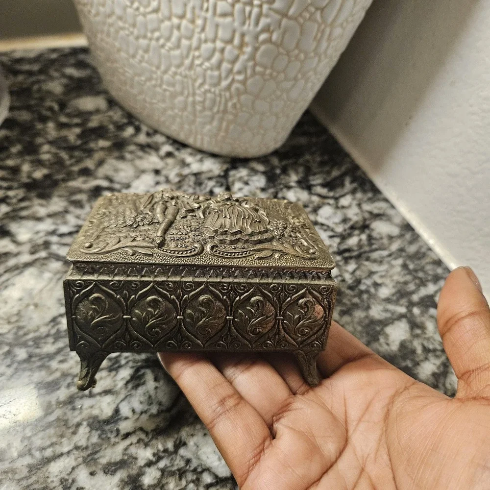 Vintage‎ Ornate Metal Jewelry Box with Figural Design Trinket Keepsake Decor